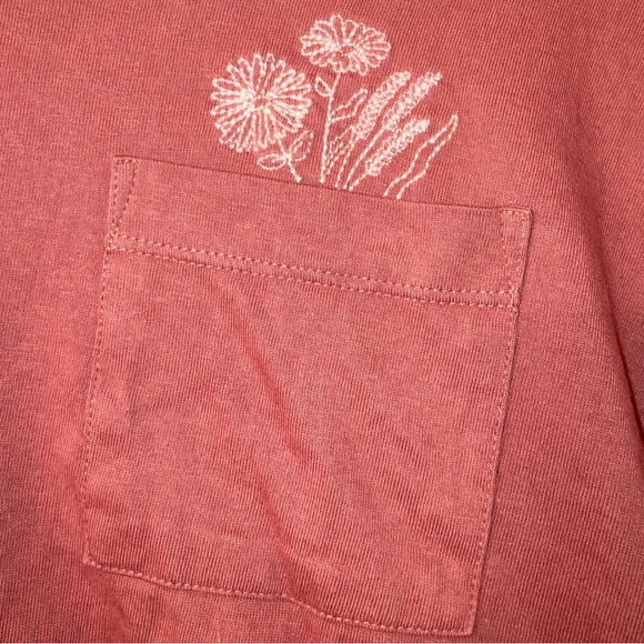 Cute cropped t-shirt with floral embroidery! Size large - Picture 2 of 5